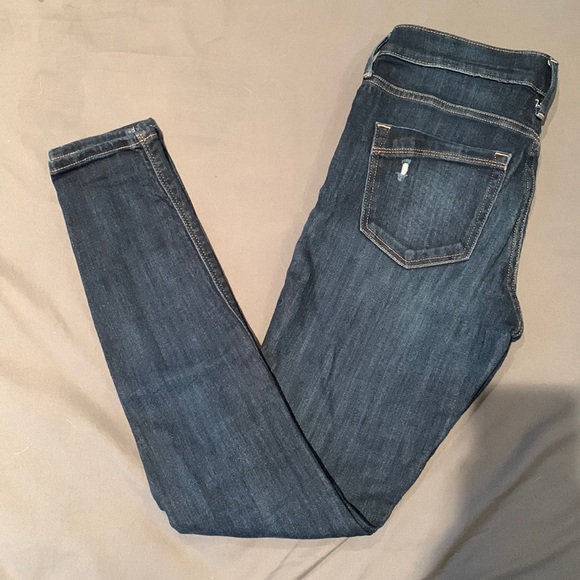 Like New!! Womens Dark Wash lightly distressed Mid Rise Stretch Legging Jean - Picture 1 of 3